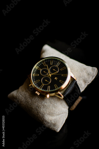 Reloj en fondo negro 