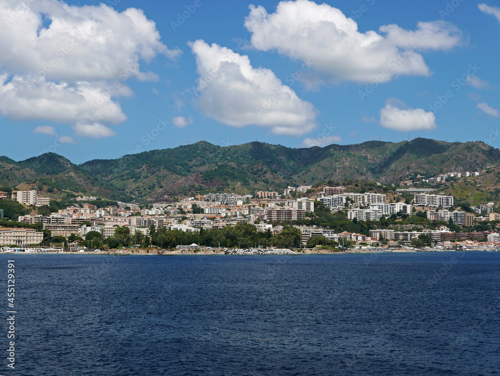 bella veduta della costa italiana a Messina in estate