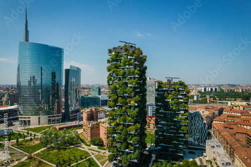 Photo Aerial photo of Bosco Verticale, Vertical Forest, in Milan, Porta Nuova district