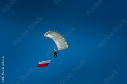 Skoczek spadochronowy z flagą 