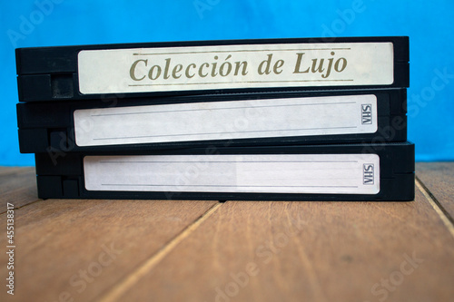 PELICULAS VHS DE COLECCIÓN DE LUJO CON FONDO AZUL photo