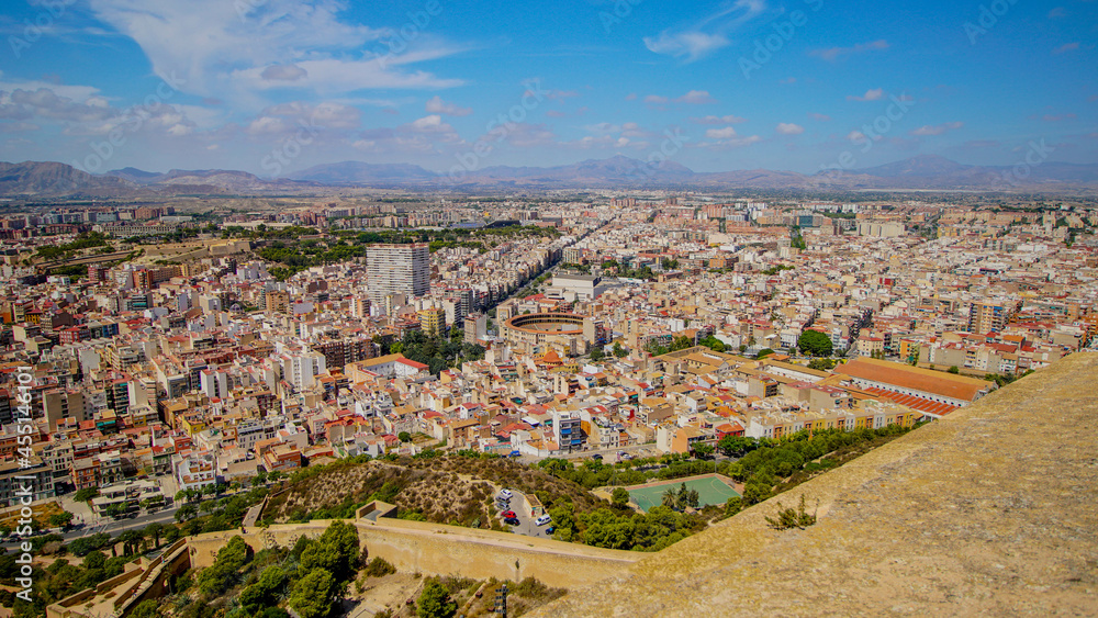 Vistas aéreas de Alicante en un día soleado y claro