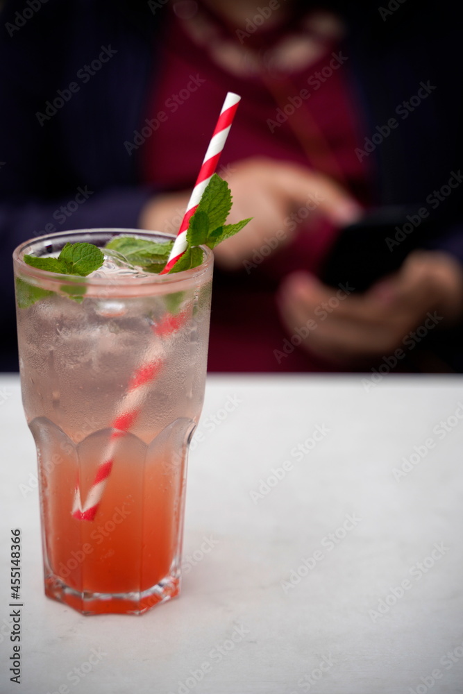 Erdbeer Minze Limonade mit Strohhalm
Erdbeer Minze Limonade mit Strohhalm