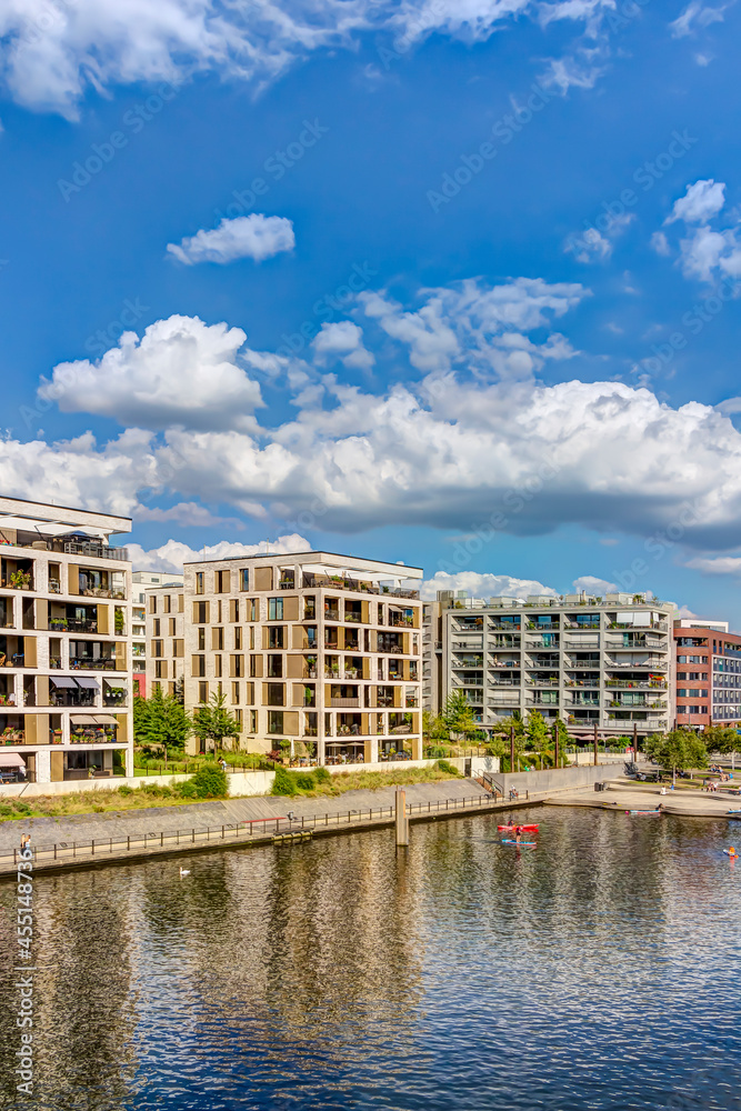 Moderne Neubau-Immobilien am Wasser: Entwicklung eines  neuen Wohnquartiers einer Stadt mit Eigentumswohnungen und Apartments
