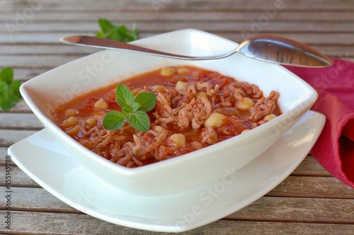 Chickpeas in tomato sauce with ground meat and oregano