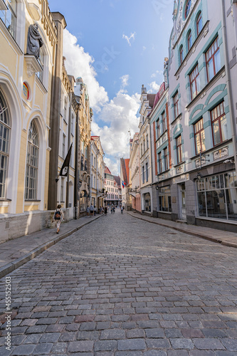 Fototapeta Naklejka Na Ścianę i Meble -  Streets of the medieval Tallinn, Estonia. Summer.