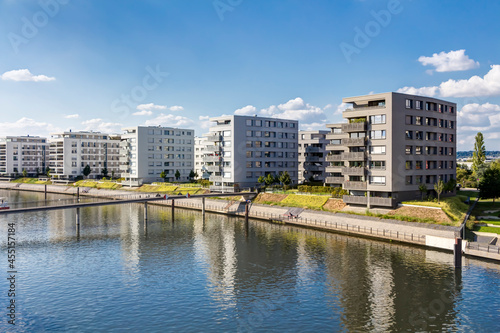 Moderne Neubau-Immobilien am Wasser: Entwicklung eines  neuen Wohnquartiers einer Stadt mit Eigentumswohnungen und Apartments