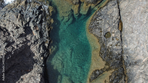 Obraz na płótnie Mar azul rodeado de rocas w salonie