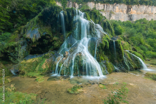 Fototapeta Naklejka Na Ścianę i Meble -  Pose longue de la cascade des tufs à Baumes-les-Messieurs dans le Jura en Franche Comté