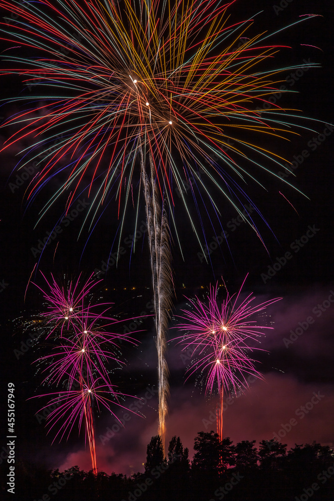 Allassac (Corrèze, France) - Feu d'artifice de la fête annuelle du village tiré depuis le stade du Colombier Allassac (Corrèze, France) - Feu d'artifice de la fête annuelle du village tiré depuis le stade du Colombier