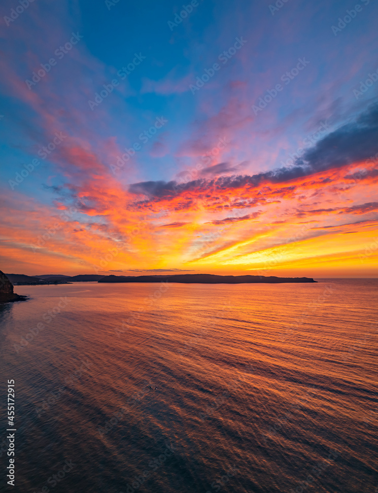 Fototapeta premium High Cloud Sunrise Seascape with Soft Shades of Colour