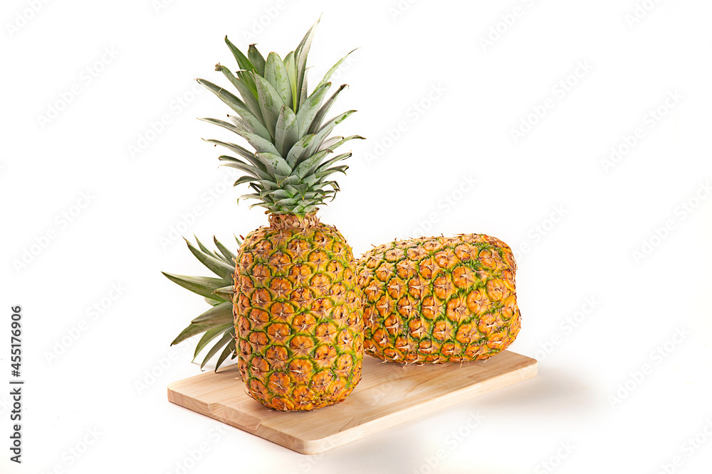 piña super sweet sobre tabla de madera aislada recortada en fondo ...