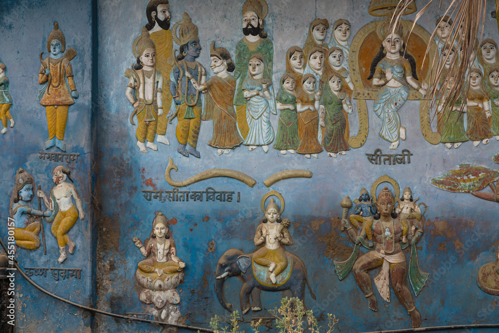 ネパール　ヒンドゥー教の聖地ジャナクプルの壁に描かれた神々の壁画