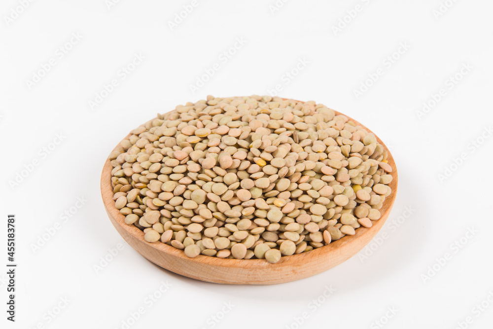 Naklejka premium raw lentil culinaris beans isolated on white background