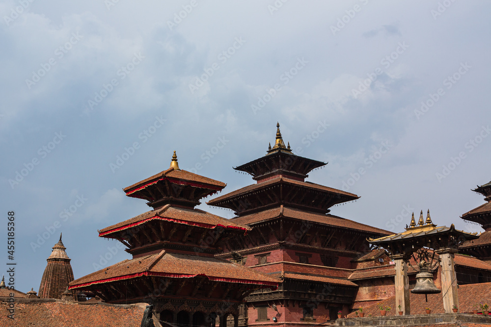 ネパール　パタンのダルバール広場に建つ旧王宮とタレジュの鐘とハリ・シャンカル寺院
