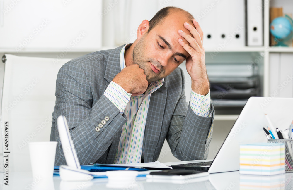 Naklejka premium Male having lot of work and problems in the office