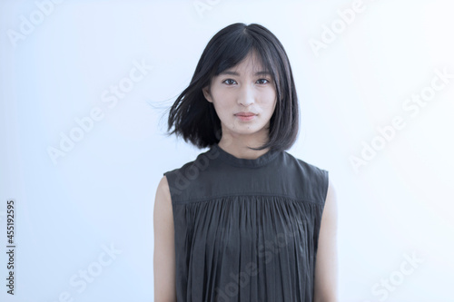 髪をなびかせる若い日本人女性のポートレート photo