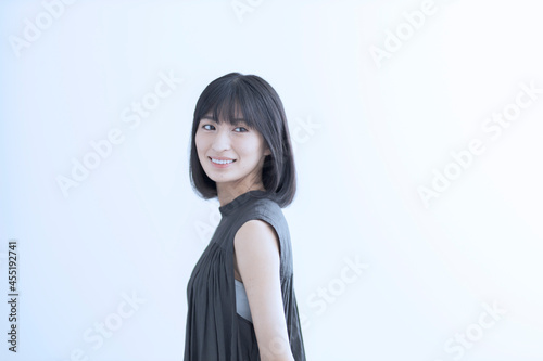 振り向く若い日本人女性 photo