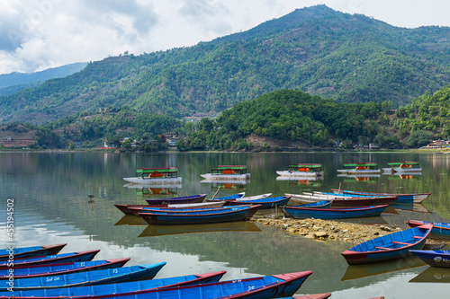 ネパール ポカラのレイクサイドからのペワ湖の風景と湖に浮かぶボート