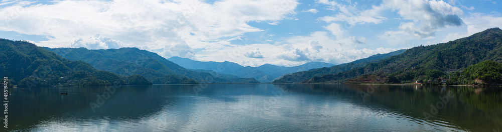 ネパール　ポカラのレイクサイドからのペワ湖の風景と山々