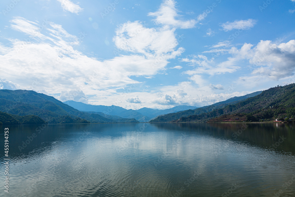 ネパール　ポカラのレイクサイドからのペワ湖の風景と山々