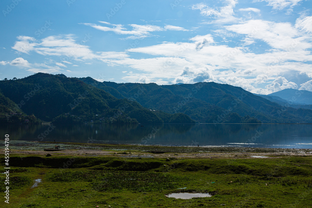 ネパール　ポカラのレイクサイドのペワ湖の風景