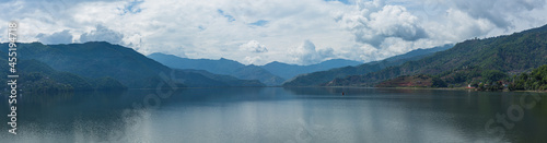 ネパール ポカラのレイクサイドからのペワ湖の風景と山々