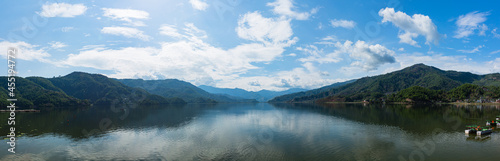 ネパール　ポカラのレイクサイドからのペワ湖の風景と山々 © pespiero