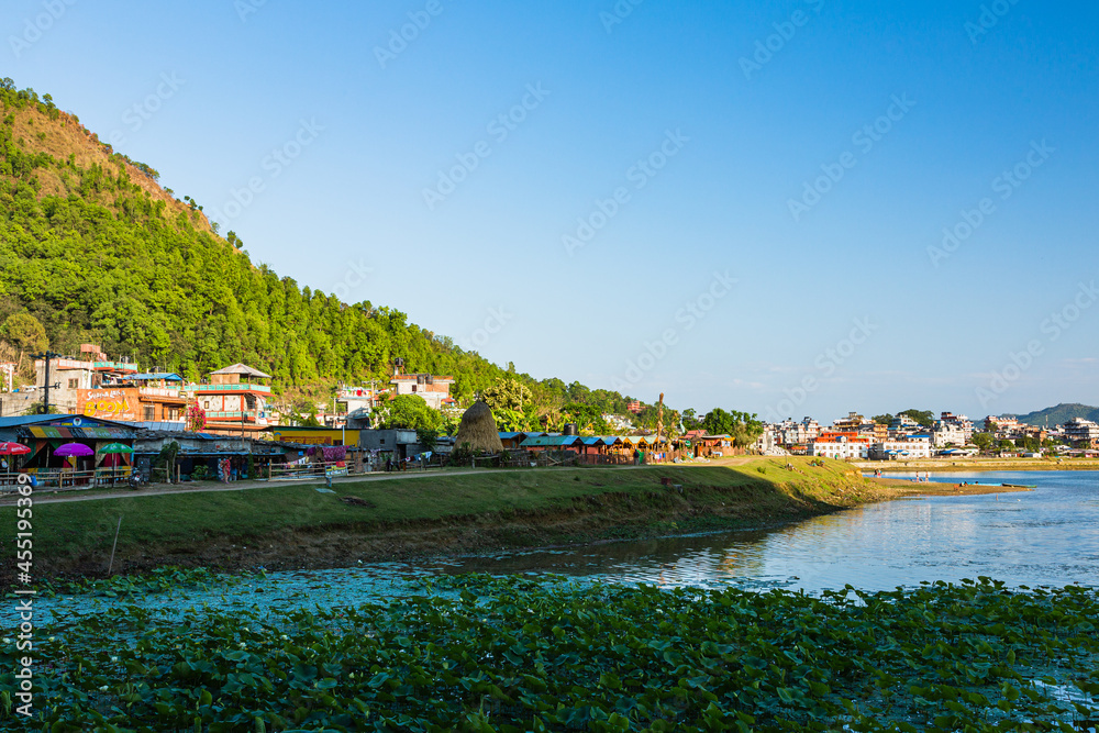 ネパール　ポカラのレイクサイドのペワ湖の風景と湖畔の街並み