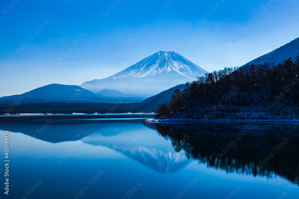 本栖湖で見る逆さ富士　山梨県身延町にて