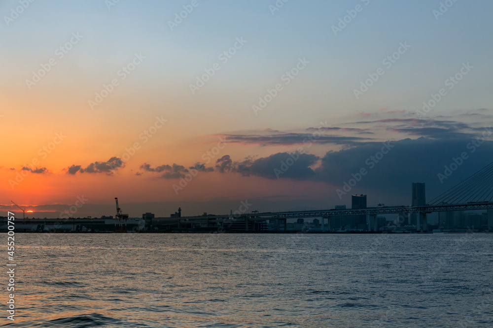 横浜港の夕暮れを大黒海釣り公園から見る