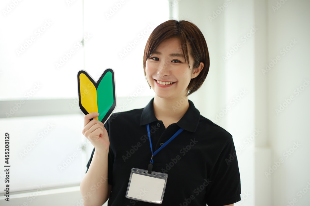 	初心者マークを持つスポーツジムインストラクター　イメージ