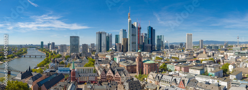 Panoramaansicht der Innenstadt von Frankfurt am Main vom Kaiserdom aus bei schönem Wetter