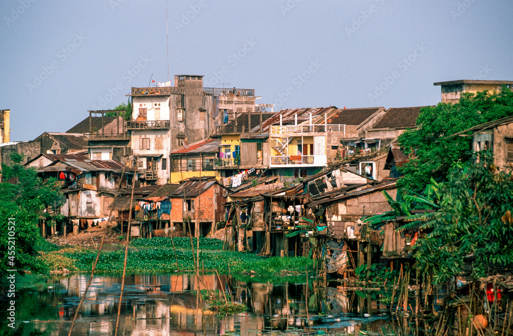 Wohnbaracken in einem alten Slumviertel in Saigen, Südvietnam