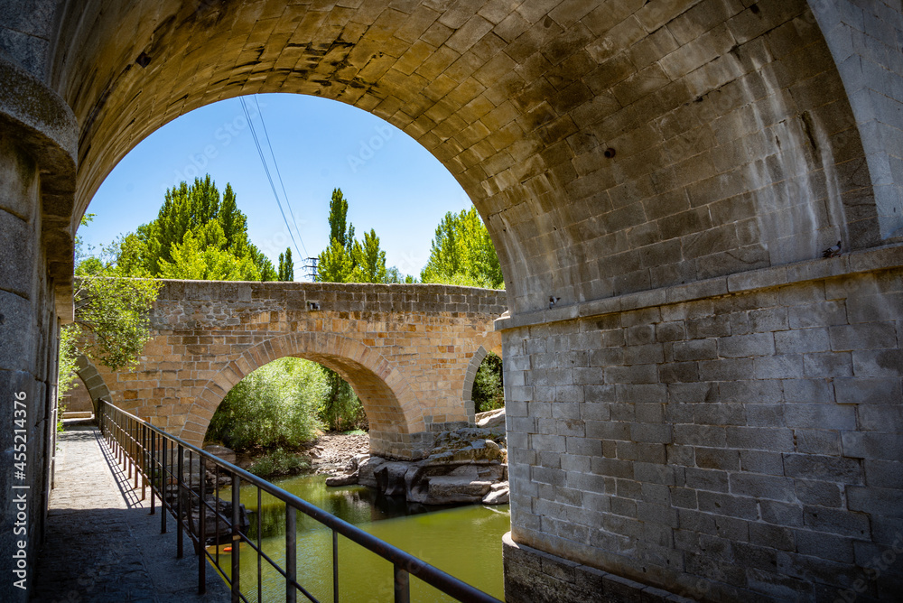 Vista panorámica de la histórica ciudad de Ávila desde el Mirador de Cuatro Postes, España, con sus famosas murallas medievales. Patrimonio Mundial de la UNESCO.