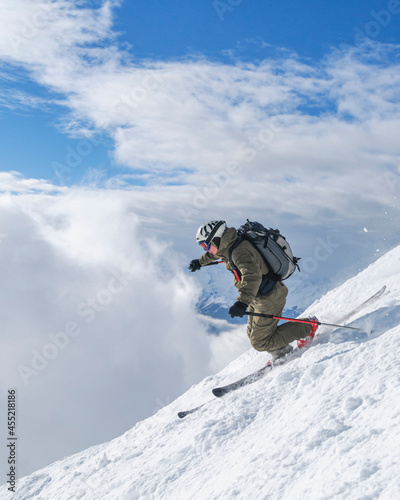 Dynamisch unterwegs im Tiefschnee mit Telemark-Skiern