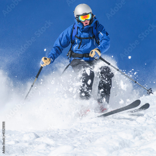 Könner auf Skiern im freien Gelände