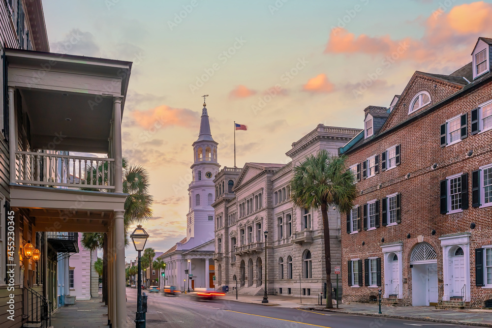 Naklejka premium Historical downtown area of Charleston, South Carolina cityscape in USA