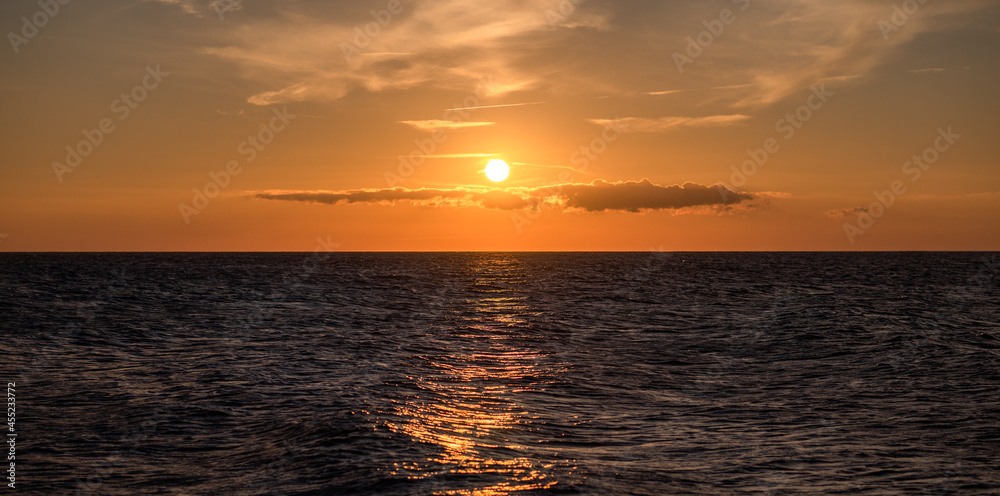 Traumhafter Sonnenuntergang über dem Meer. Panorama im Querformat