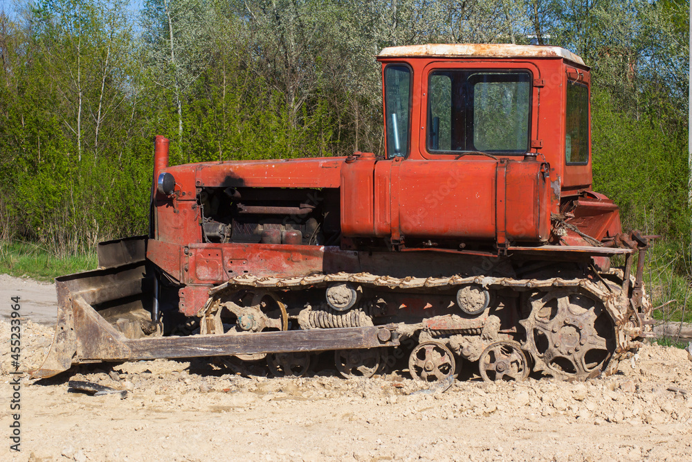 Old bulldozer. Side view