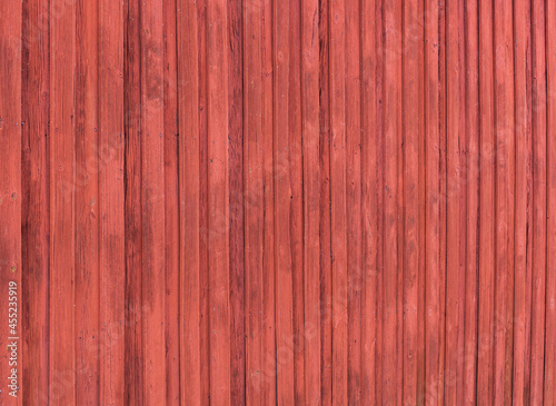 Rote Hausfassade aus Holz in Schweden. Hintergrund. Background. Red wooden house facade in Sweden.