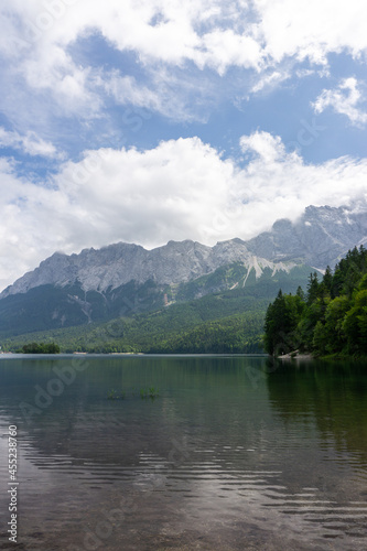 Ein See mit Berge