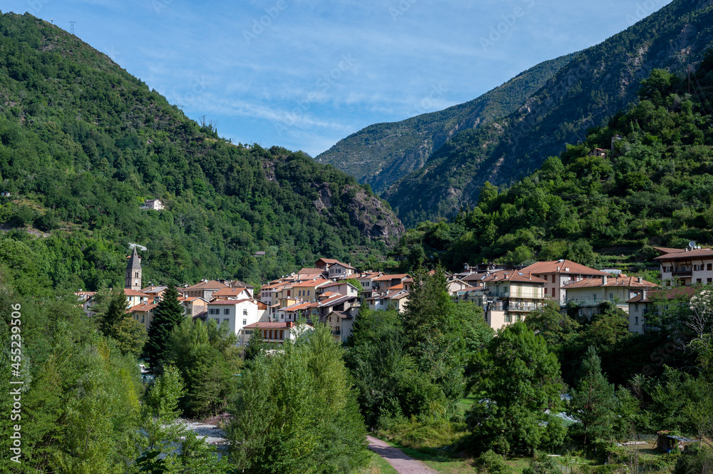 Paysage de montagne dans la vallée de la Tinée dans les Alpes-Maritimes en france en été autour du village de Saint-Sauveur-sur-Tinée