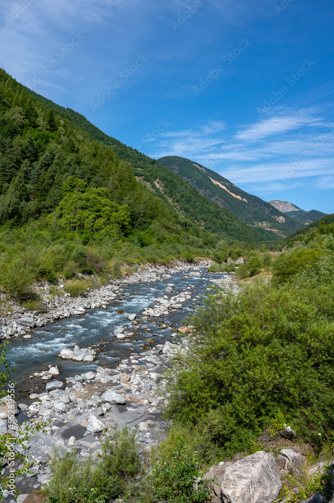 Paysage de montagne dans la vallée de la Tinée dans les Alpes-Maritimes en france en été