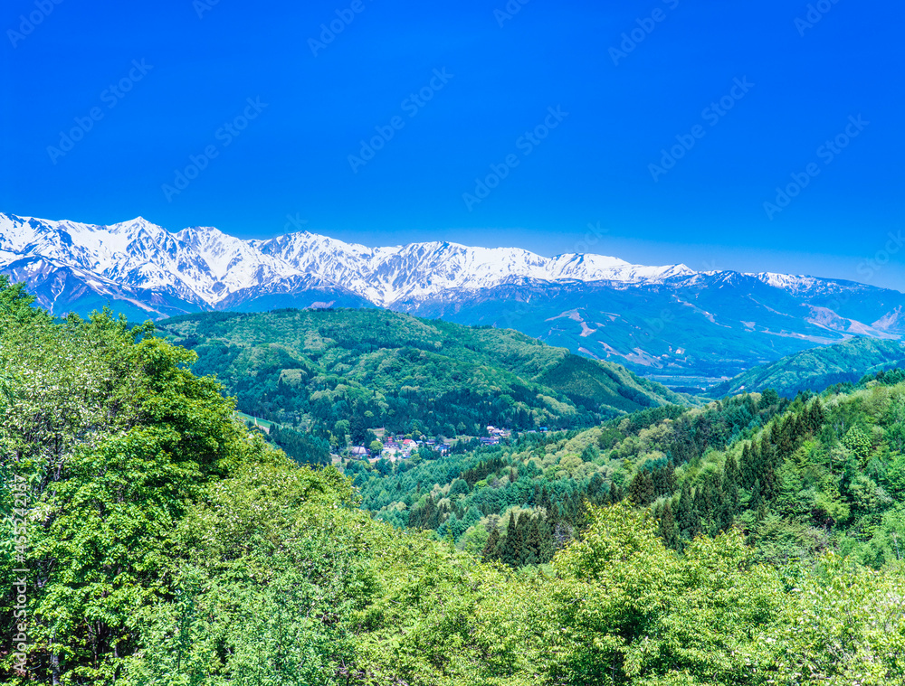 長野県 白馬村 残雪の北アルプス山脈と民家 長野県 白馬村 残雪の北アルプス山脈と民家