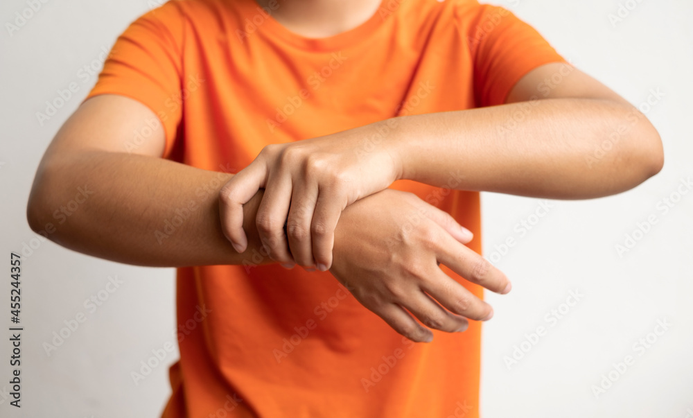 woman hand with numbness and pain in the wrist has pain and tingling in