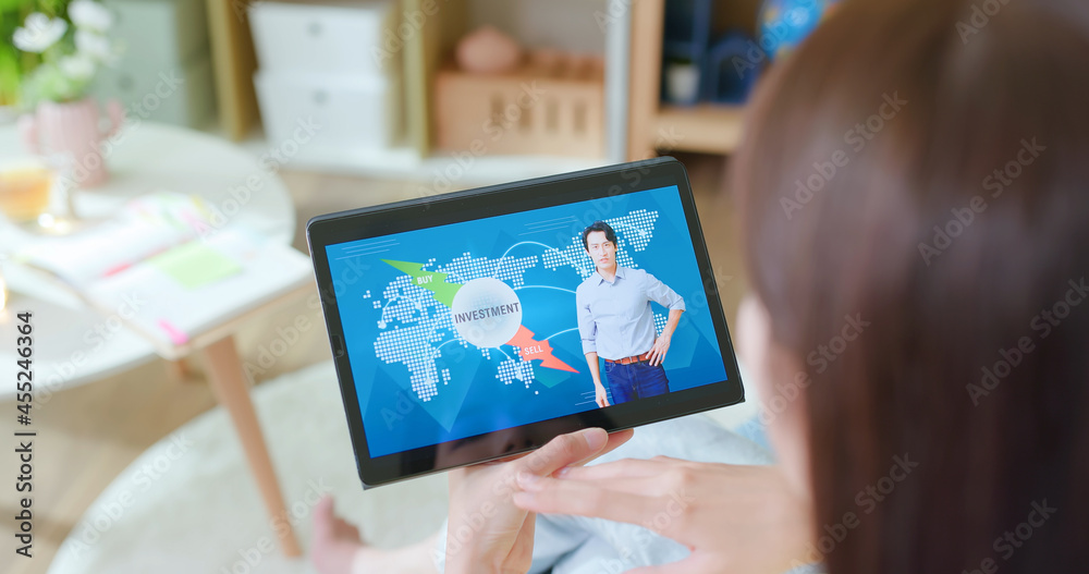 woman learns investment online woman learns investment online