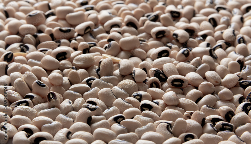 Obraz premium Black and white beans background. Texture. Selective focus.