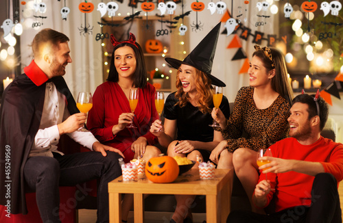 Canvas Print friendship, holiday and people concept - group of happy smiling friends in hallo