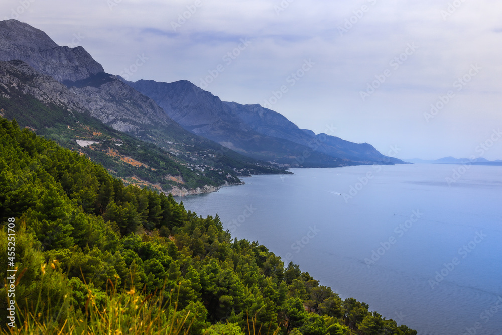 Wybrzeże Chorwackie z widokiem na morze Adriatyckie i góry Biokovo